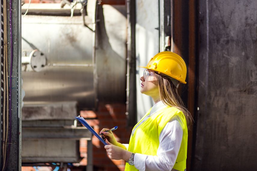 Responsable maintenance en train de vérifier des matériels de levage 